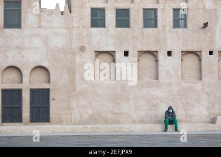 Dubai, Vereinigte Arb Emirates, 12th. Februar 2021:Mann mit Gesichtsmaske, der während der COVID-Pandemie im historischen Shindagha-Viertel von Dubai ruhte Stockfoto