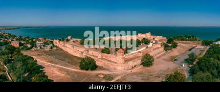 Spektakuläres Panorama der mittelalterlichen Akkerman Festung an sonnigen Tagen. Bilhorod-Dnistrowskyi, Ukraine. Drohnenaufnahmen. Stockfoto