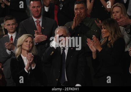 Datei Foto vom Februar 4, 2020 von Radio Personality Rush Limbaugh wird von US-Präsident Donald Trump mit einer Presidential Medal of Freedom geehrt, während er mit First Lady Melania Trump während der Rede des Bundesstaates der Union zu einer gemeinsamen Sitzung des US-Kongresses in der Kammer des US-Kapitols steht In Washington, USA - die Talkshow Gastgeber Rush Limbaugh, ein einflussreicher Fixpunkt der Rechten seit Jahrzehnten, starb Mittwoch Morgen im Alter von 70 Jahren an Lungenkrebs, nach seiner Familie. Foto von Leah Millis/Pool über CNP/ABACAPRESS.COM Stockfoto