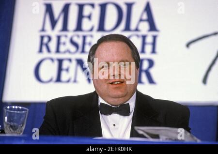 Washington, Usa. Februar 2021, 17th. Datei-Foto vom 21. März 1990 von Rush Limbaugh besucht das Media Research Center "Braten" von Oberstleutnant Oliver North in Washington, DC. - die Talkshow Gastgeber Rush Limbaugh, ein einflussreicher Fixpunkt der Rechten seit Jahrzehnten, starb Mittwoch Morgen im Alter von 70 Jahren an Lungenkrebs, nach seiner Familie. Foto von Ron Sachs/CNP/ABACAPRESS.COM Quelle: Abaca Press/Alamy Live News Stockfoto