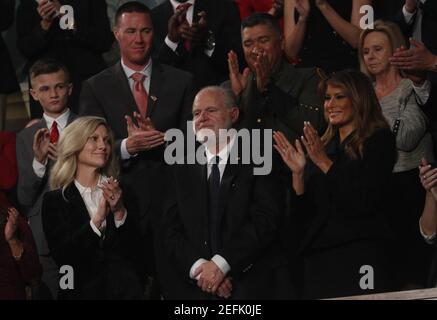 Datei Foto vom Februar 4, 2020 von Radio Personality Rush Limbaugh wird von US-Präsident Donald Trump mit einer Presidential Medal of Freedom geehrt, während er mit First Lady Melania Trump während der Rede des Bundesstaates der Union zu einer gemeinsamen Sitzung des US-Kongresses in der Kammer des US-Kapitols steht In Washington, USA - die Talkshow Gastgeber Rush Limbaugh, ein einflussreicher Fixpunkt der Rechten seit Jahrzehnten, starb Mittwoch Morgen im Alter von 70 Jahren an Lungenkrebs, nach seiner Familie. Foto von Leah Millis/Pool über CNP/ABACAPRESS.COM Stockfoto