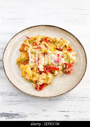 Nahaufnahme Omelette mit frischen Paprika und Tomaten auf dem Teller Zum Frühstück Stockfoto