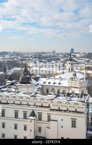 Luftaufnahme der Altstadt von Vilnius, Hauptstadt von Litauen im Winter Tag mit Dach von Schnee bedeckt, vertikal Stockfoto