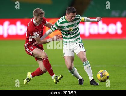 Aberdeen's Ross McCrorie (links) und Celtic's Callum McGregor kämpfen während des schottischen Premiership-Spiels im Celtic Park, Glasgow, um den Ball. Bilddatum: Mittwoch, 17. Februar 2021. Stockfoto