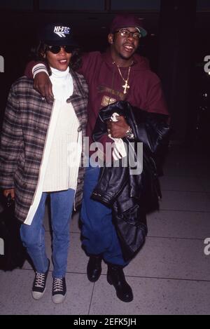 Whitney Houston und Sänger Bobby Brown fahren am 10. Februar 1994 am Los Angeles International Airport in Los Angeles, Kalifornien, nach New York City. Quelle: Ralph Dominguez/MediaPunch Stockfoto