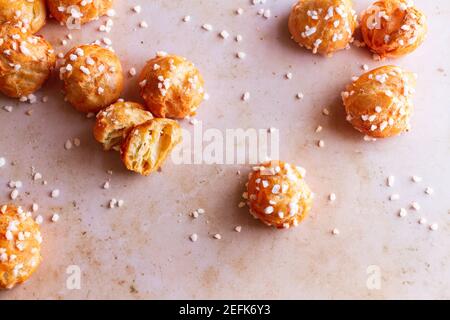 Frisch gebackene französische Chouquettes Stockfoto