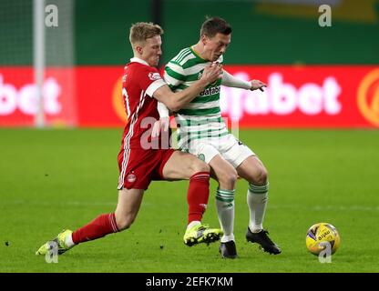 Aberdeen's Ross McCrorie (links) und Celtic's Callum McGregor kämpfen während des schottischen Premiership-Spiels im Celtic Park, Glasgow, um den Ball. Bilddatum: Mittwoch, 17. Februar 2021. Stockfoto