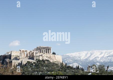 Athen, Griechenland - Februar 17 2021: Akropolis-Ansicht im Winter, mit Schnee in den Bergen Stockfoto