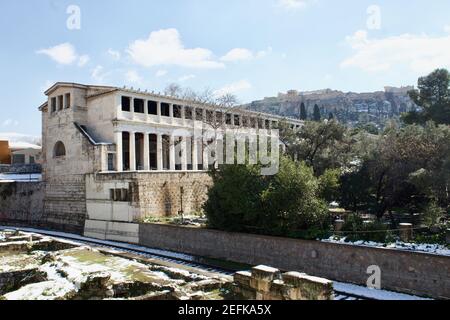 Athen, Griechenland - Februar 17 2021: Antike Agora und Akropolis im Winter mit Schnee Stockfoto