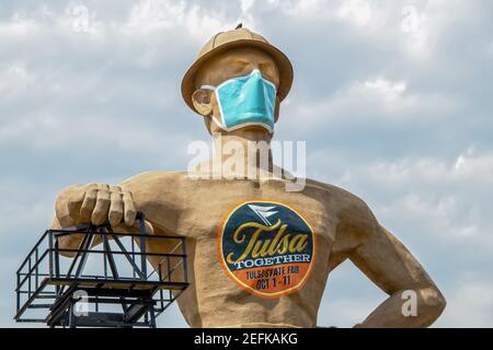 07 09 2020 Tulsa, USA Iconic Golden Driller - Riesenstatue in der Nähe der Route 66 in Oklahoma mit Gesichtsmaske während einer Pandemie Stockfoto