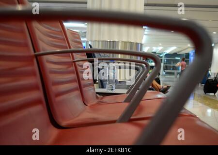 Wartesessel der Passagiere im Dubai International Airport Terminal 3 Stockfoto