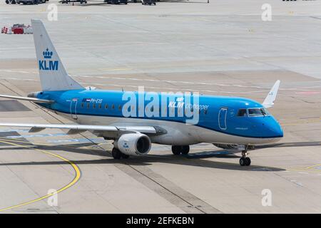 DÜSSELDORF, NRW, DEUTSCHLAND - 18. JUNI 2019: Flugzeug der Fluggesellschaft KLM auf dem Flughafen Düsseldorf Stockfoto