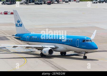 DÜSSELDORF, NRW, DEUTSCHLAND - 18. JUNI 2019: Flugzeug der Fluggesellschaft KLM auf dem Flughafen Düsseldorf Stockfoto