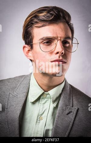 Stilvoller Kerl elegant mit Brille gekleidet. Stockfoto
