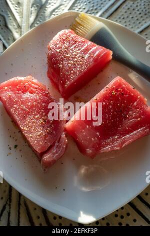 Sushi-Grade rohen Thunfisch Steaks Stockfoto