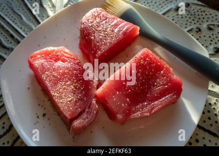 Sushi-Grade rohen Thunfisch Steaks Stockfoto