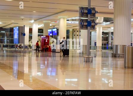 Passagiere im Dubai International Airport Terminal 3 Stockfoto