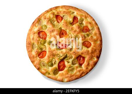 Apulian Focaccia, typisch bari Pizza mit einem Teig aus Kartoffeln und Hartweizenmehl mit Kirschtomaten und Gemüse auf der Oberseite. Draufsicht flach legen, Stockfoto