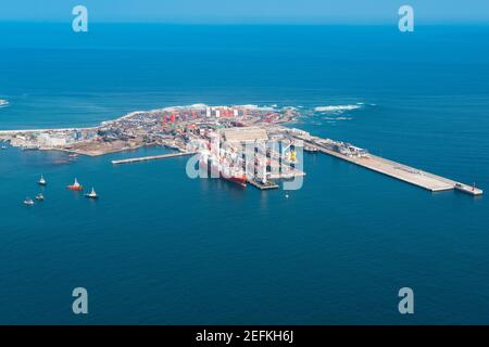 Iquique, Tarapaca Region; Chile - Luftaufnahme des Hafens von Iquique im Norden Chiles an den Ufern der Atacama Wüste. Stockfoto