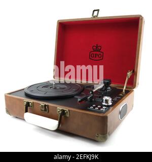 Retro-Design GPO Attache Aktenkoffer Stil Record Player 3-Speed Portable Plattenspieler aus Vinyl mit eingebauten Lautsprechern auf weißem Hintergrund Stockfoto