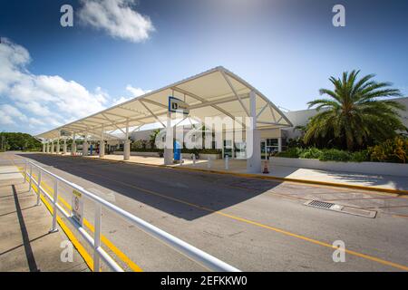 Atemberaubender Blick auf den Owen Roberts International Airport Terminal. Cayman Islands, Georgetown - Grand Cayman. Eröffnet von Prinz Charles 2019. Tourismus Stockfoto