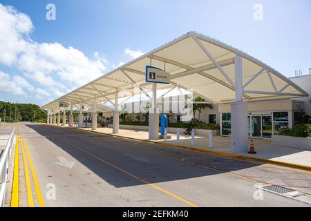 Atemberaubender Blick auf den Owen Roberts International Airport Terminal. Cayman Islands, Georgetown - Grand Cayman. Eröffnet von Prinz Charles 2019. Tourismus Stockfoto