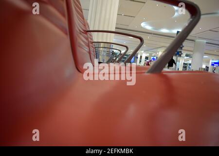 Wartesessel der Passagiere im Dubai International Airport Terminal 3 Stockfoto