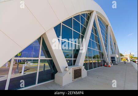 Atemberaubender Blick auf den Owen Roberts International Airport Terminal. Cayman Islands, Georgetown - Grand Cayman. Eröffnet von Prinz Charles 2019. Tourismus Stockfoto