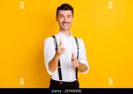 Foto Porträt von funky glücklich Gentleman zeigt Finger Wahl Sie lächeln isoliert auf lebendigen gelben Hintergrund Stockfoto