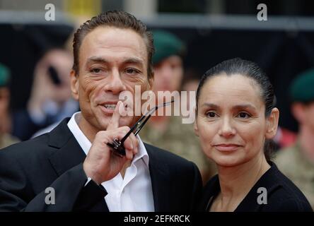 London, Großbritannien. 13.. August 2012. Gladys Portugues und Jean-Claude Van Damme nehmen an der Expendables 2 Back for war UK Premier am Empire Leicester Square in London Teil. Stockfoto