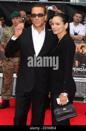 London, Großbritannien. 13.. August 2012. Gladys Portugues und Jean-Claude Van Damme nehmen an der Expendables 2 Back for war UK Premier am Empire Leicester Square in London Teil. Stockfoto