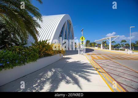 Atemberaubender Blick auf den Owen Roberts International Airport Terminal. Cayman Islands, Georgetown - Grand Cayman. Eröffnet von Prinz Charles 2019. Tourismus Stockfoto