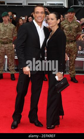 London, Großbritannien. 13.. August 2012. Gladys Portugues und Jean-Claude Van Damme nehmen an der Expendables 2 Back for war UK Premier am Empire Leicester Square in London Teil. Stockfoto