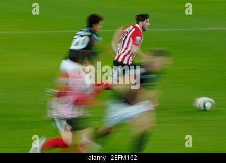 Sunderlands Lynden Gooch (rechts) kommt während des Halbfinalmatches von Papa John's Trophy im Stadion of Light, Sunderland, vor Brennan Johnson von Lincoln City weg. Bilddatum: Mittwoch, 17. Februar 2021. Stockfoto