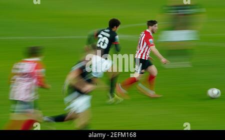 Sunderlands Lynden Gooch (rechts) kommt während des Halbfinalmatches von Papa John's Trophy im Stadion of Light, Sunderland, vor Brennan Johnson von Lincoln City weg. Bilddatum: Mittwoch, 17. Februar 2021. Stockfoto