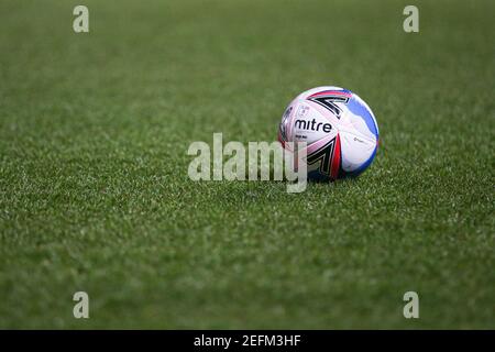 Doncaster, Großbritannien. Februar 2021, 17th. Der Mitre Delta Max Spielball vor dem Spiel in Doncaster, UK am 2/17/2021. (Foto von Isaac Parkin/News Images/Sipa USA) Quelle: SIPA USA/Alamy Live News Stockfoto