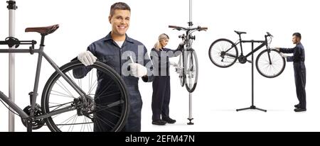 Team von Mechanikern, die in einer Fahrradwerkstatt isoliert arbeiten Auf weißem Hintergrund Stockfoto