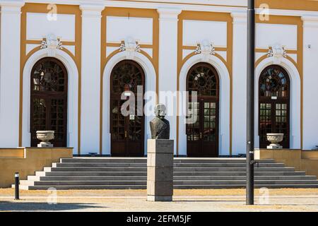 Architektonische Details, Fassade des Gebäudes der 1 Decembrie 1918 Universität, Alba Iulia, Rumänien, 2021 Stockfoto