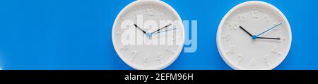 Einfache moderne Wanduhr in weißem Farbraum, isoliert auf blauem Hintergrund.House Interior .big rund Uhr an einer Wand hängen. Copy Raum, Frist Stockfoto