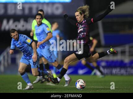 Todd Cantwell von Norwich City (rechts) in Aktion mit Jamie Allen von Coventry City (links) während des Sky Bet Championship-Spiels im St. Andrew's Billion Trophy Stadium, Birmingham. Bilddatum: Mittwoch, 17. Februar 2021. Stockfoto