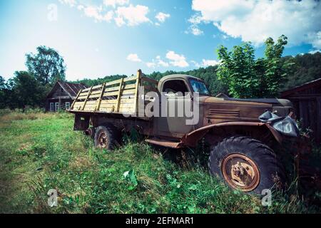 Ein Blick auf einen verlassenen alten LKW in einem Dorf im Sommer in Nordrussland. Stockfoto