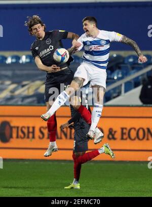 Brentfords Mads Bech Sorensen (links) und Lyndon Dykes der Queens Park Rangers kämpfen während des Sky Bet Championship-Spiels im Kiyan Prince Foundation Stadium, London, um den Ball. Bilddatum: Mittwoch, 17. Februar 2021. Stockfoto