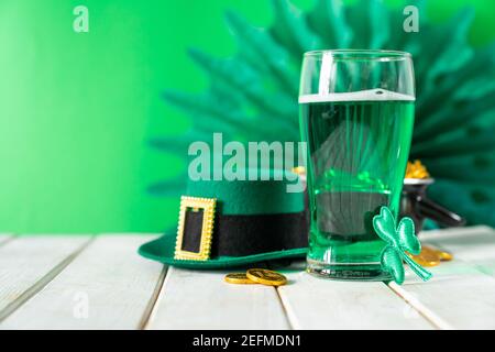 St. Patricks Tageskonzept - grünes Bier und Symbole Stockfoto