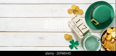 St. Patricks Tageskonzept - grünes Bier und Symbole Stockfoto