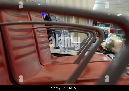 Wartesessel der Passagiere im Dubai International Airport Terminal 3 Stockfoto