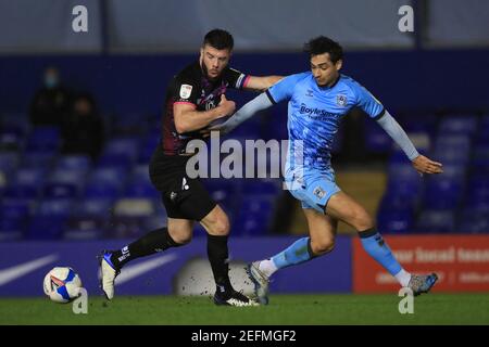 Grant Hanley von Norwich City (links) und Tyler Walker von Coventry City kämpfen während des Sky Bet Championship-Spiels im St. Andrew's Trillion Trophy Stadium, Birmingham, um den Ball. Bilddatum: Mittwoch, 17. Februar 2021. Stockfoto