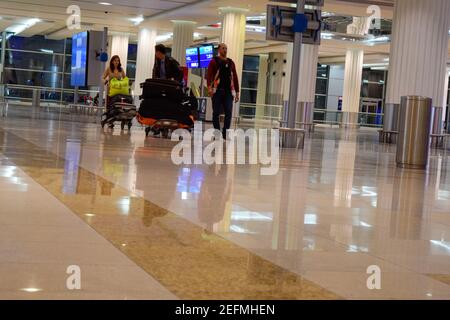 Passagiere im Dubai International Airport Terminal 3 Stockfoto