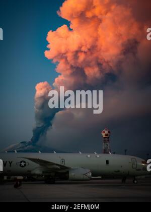 Sigonella, Italien. Februar 2021, 16th. Europas aktivster Vulkan Mt. Ätna, spuckt eine Wolke von Asche See aus der Fluglinie auf US Naval Base Sigonella 16. Februar 2021 in Sigonella, Sizilien, Italien. Der Ätna ist der höchste und aktivste Vulkan Europas. Quelle: Planetpix/Alamy Live News Stockfoto