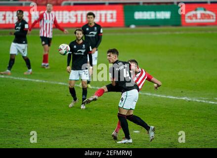 Charlie Wyke von Sunderland erzielt im Halbfinale der Papa John's Trophy im Stadion of Light, Sunderland, das erste Tor des Spiels ihrer Seite. Bilddatum: Mittwoch, 17. Februar 2021. Stockfoto