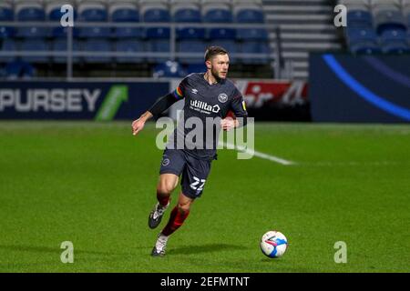 LONDON, ENGLAND. FEB 17th Brentfords Kapitän Henrik Dalsgaard auf dem Ball während des Sky Bet Championship Match zwischen Queens Park Rangers und Brentford im Loftus Road Stadium, London am Mittwoch 17th Februar 2021. (Kredit: Ian Randall, Mi News) Kredit: MI Nachrichten & Sport /Alamy Live Nachrichten Stockfoto